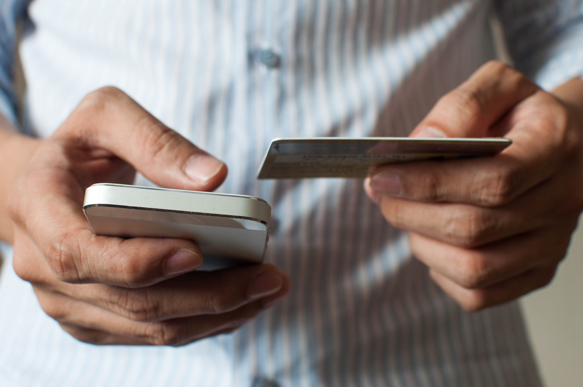 A businessman is buying online using his mobile phone and credit card | © GettyImages