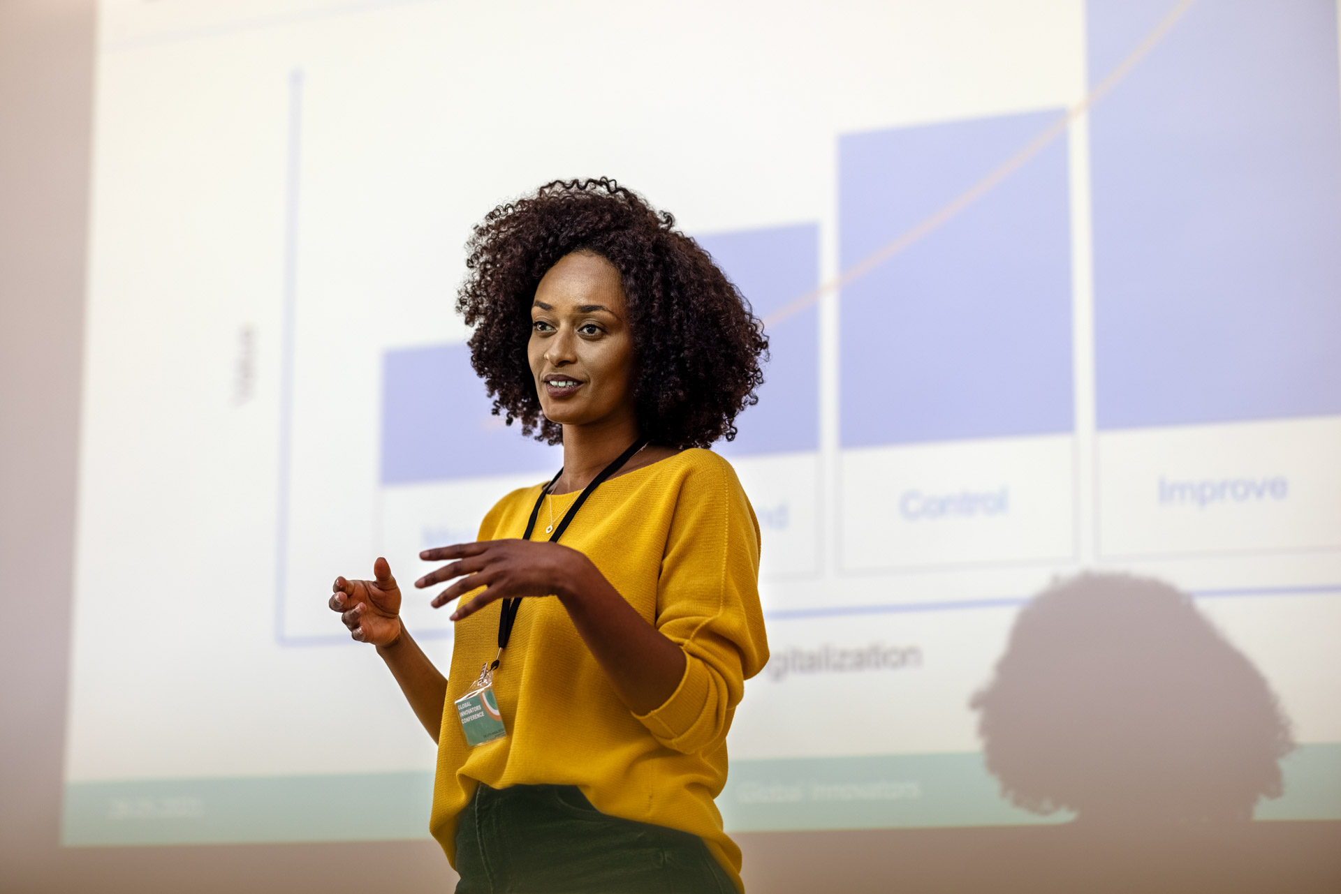 Woman entrepreneur speaking in the auditorium at the corporate training event. Woman at seminar giving a presentation. | © alvarez @getty