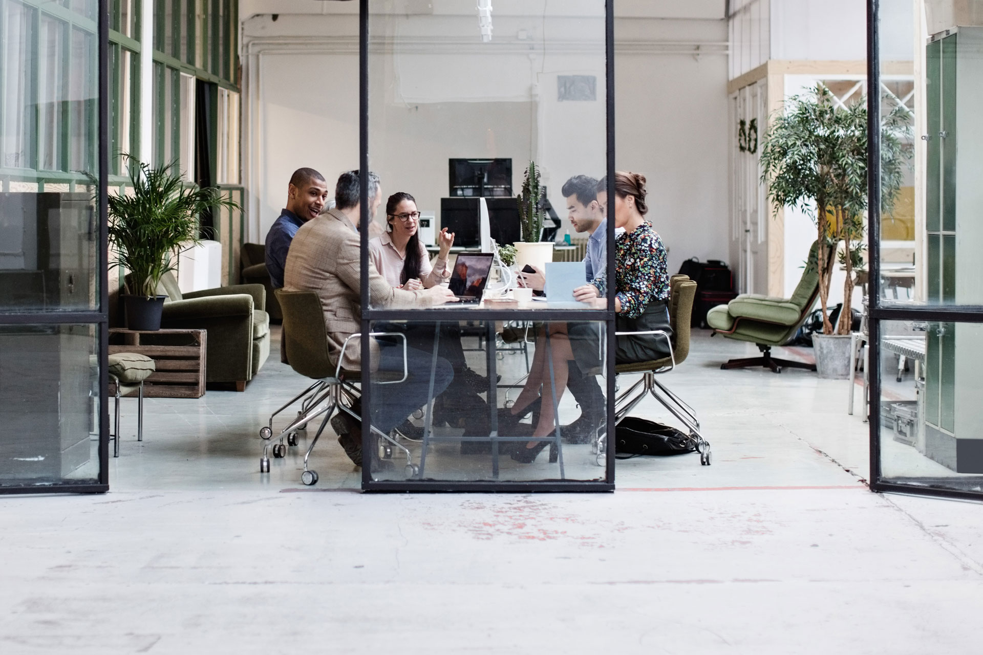 Business people discussing in meeting at creative office | © GettyImages