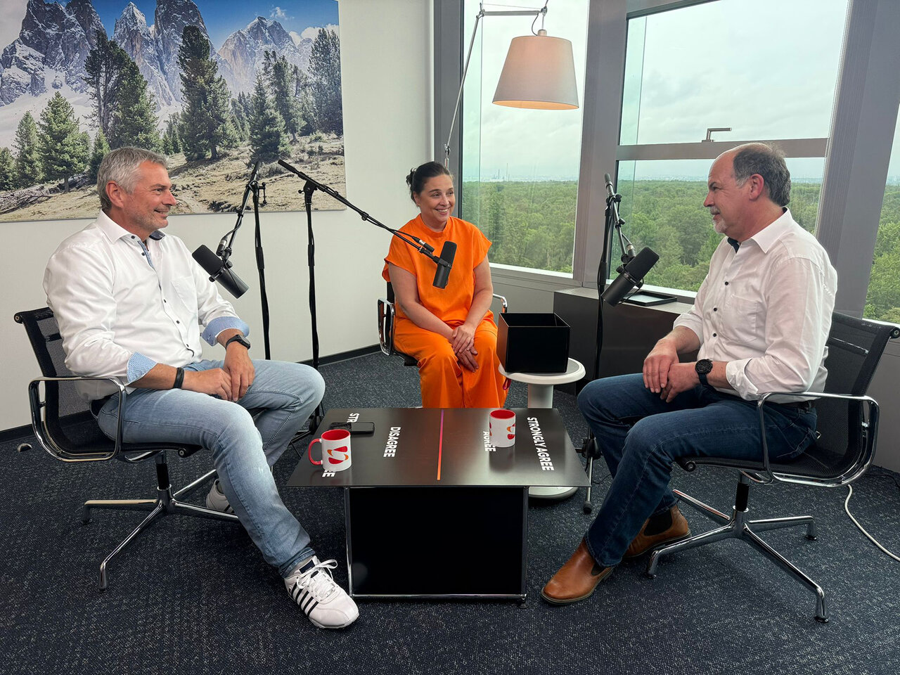 Sopra's podcast-team sitting together recording a podcast | © Sopra Financial Technology