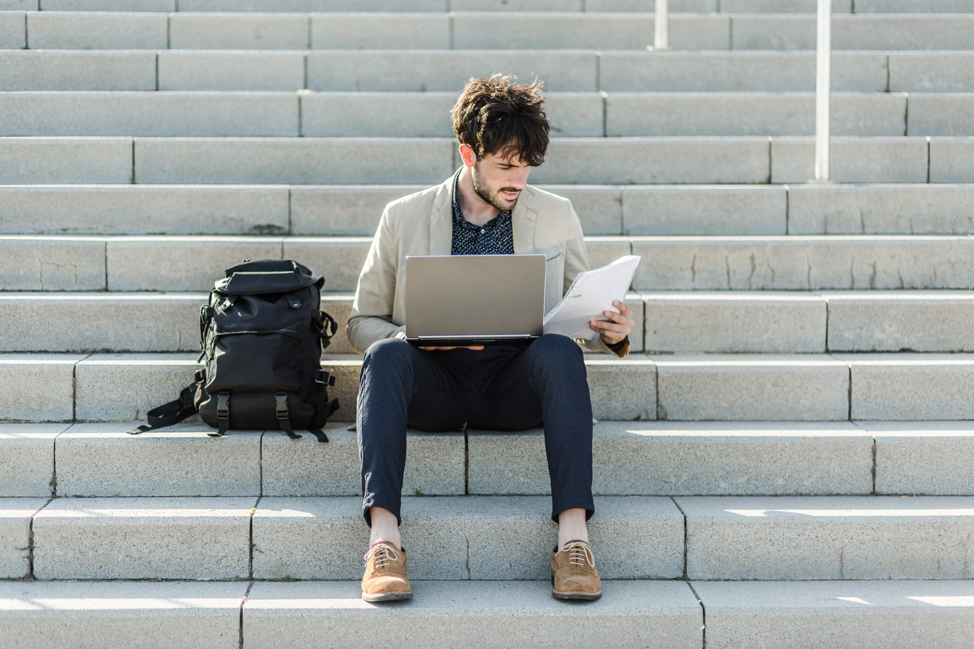businessman working on a laptop while sitting outsind on stairs | © Westend61 (c)GettyImages