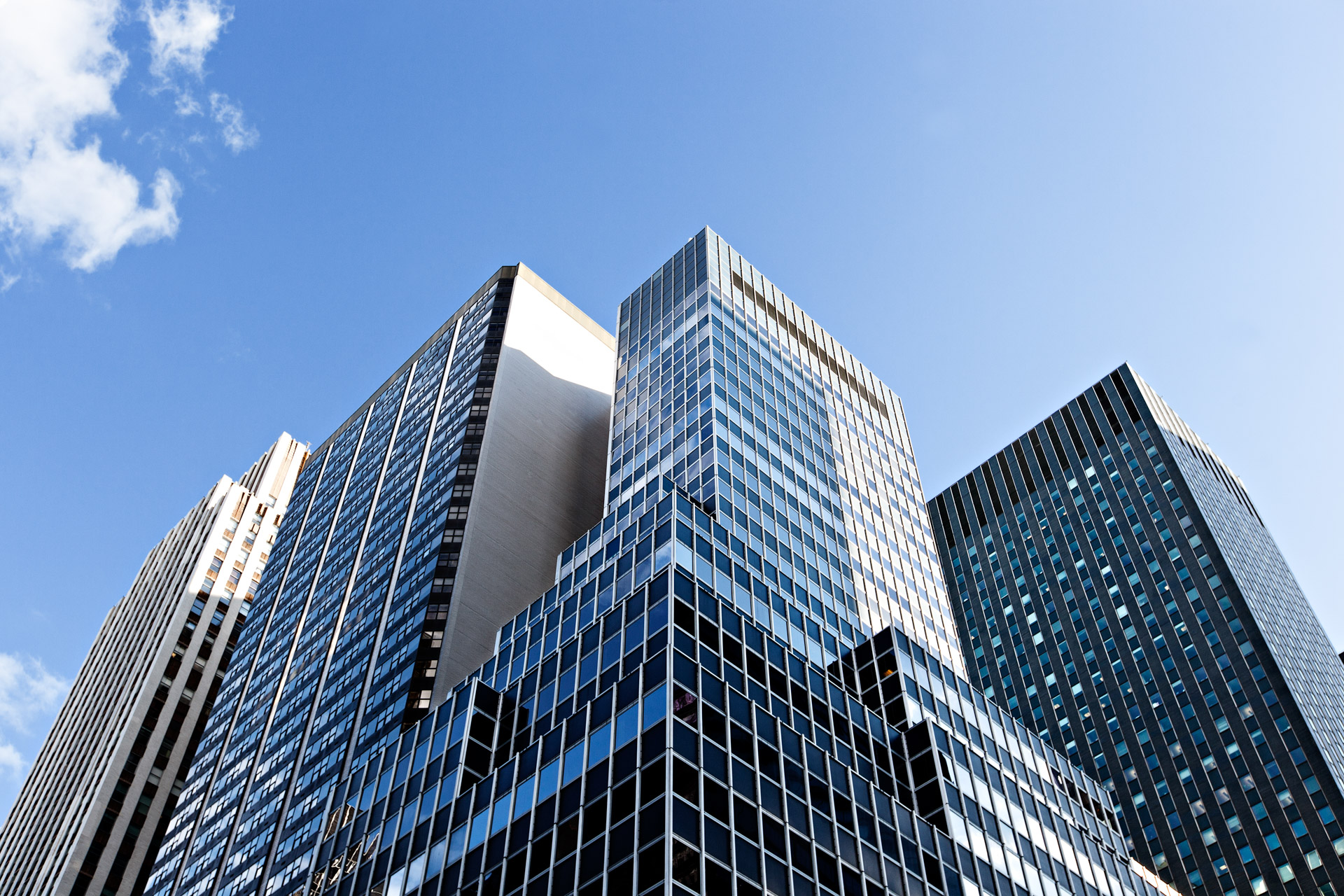 Skyscrapers with blue sky | © Rico Wasikowski @Getty