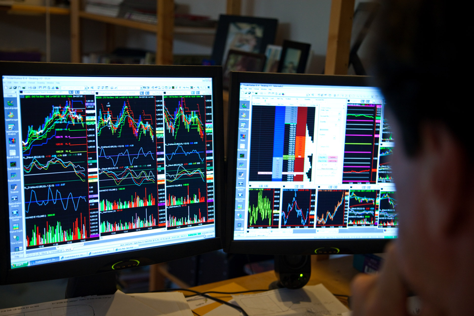 A daytrader looking at stock information on his computer at his home | © Stuart Westmorland @Gettyimages