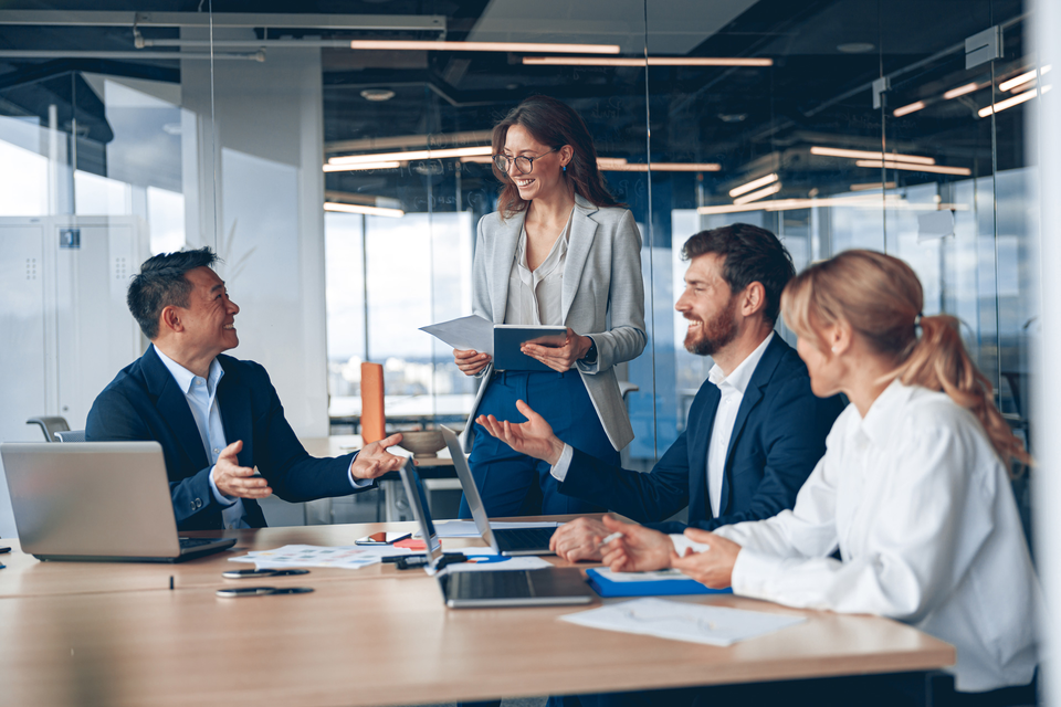 A group of business people partners during a set team meeting in the modern office | © yaroslav astakhov @ AdobeStock